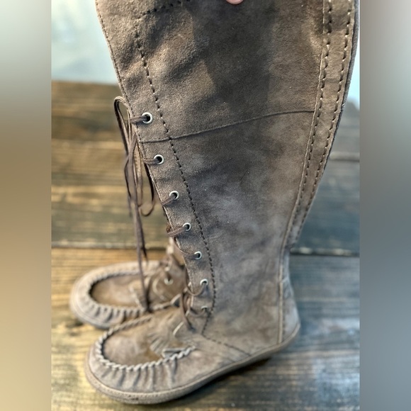 UGG Somaya F3013E Women’s Tall Gray Brown Moccasin Boots Women SIZE 6.5 NWOT - Picture 4 of 9